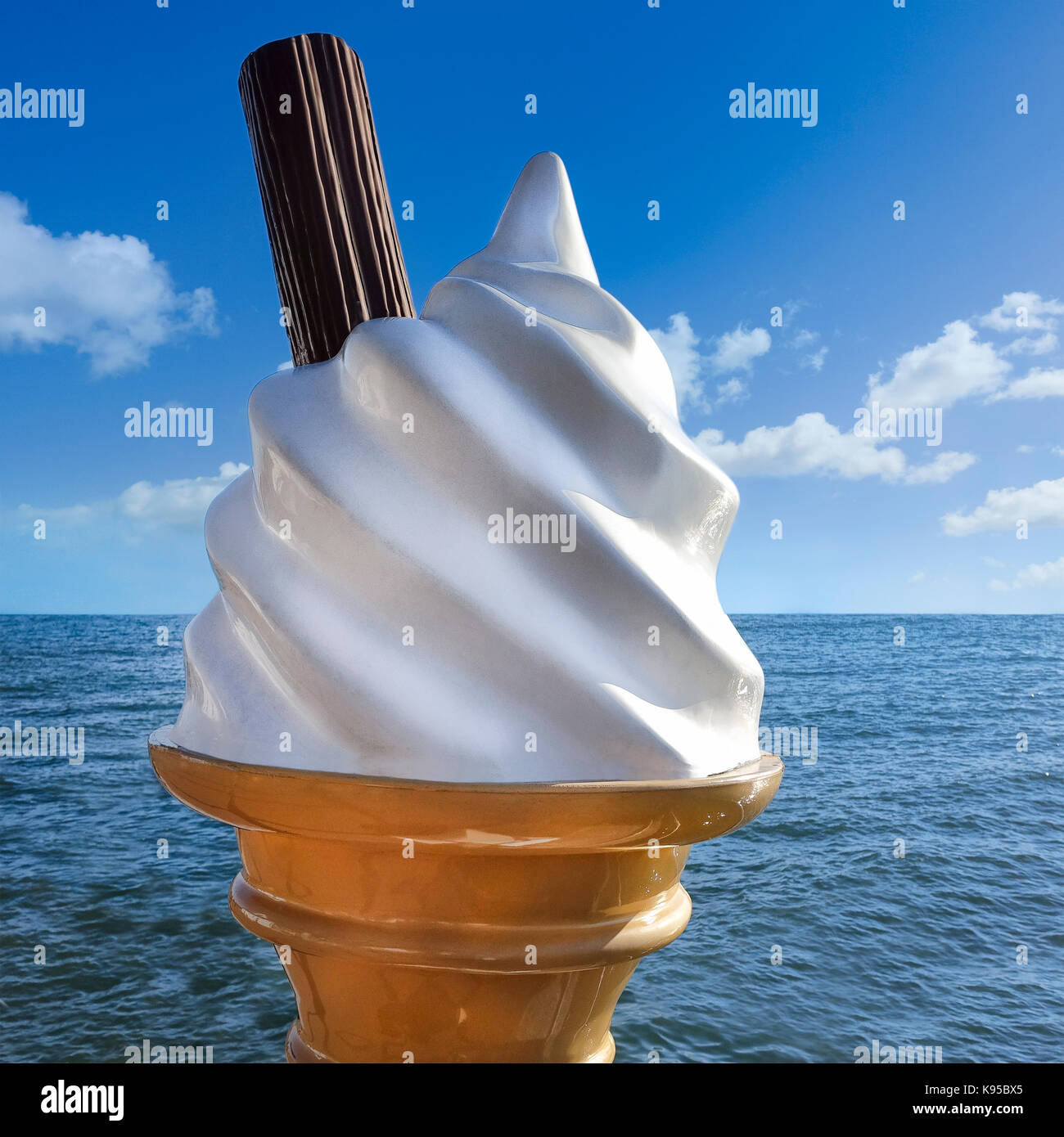 Display gigante " 99 " cono gelato contro uno sfondo di mare Foto Stock