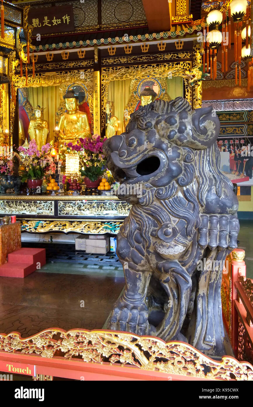 Tian Tan Buddha il Big Buddha e il Monastero Po Lin. Il Monastero Po Lin.dragon stone carving sulle porte del tempio. © jayne russell/alamy stock photo Foto Stock