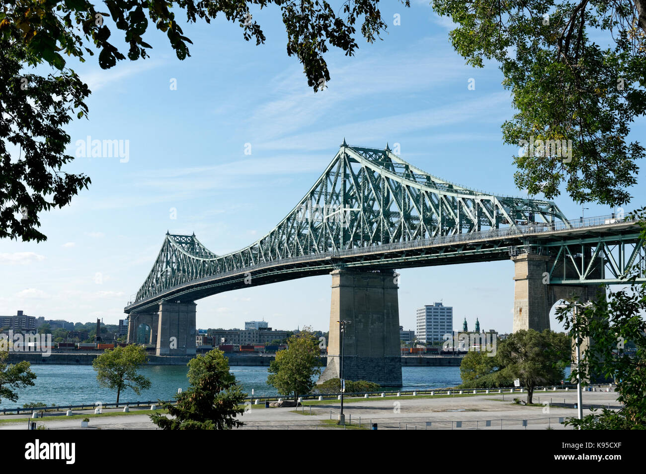 Il Pont Jacques-Cartier ponte (2017) attraversando il fiume San Lorenzo da Ile Sainte-Helene, Montreal, Quebec, Canada Foto Stock