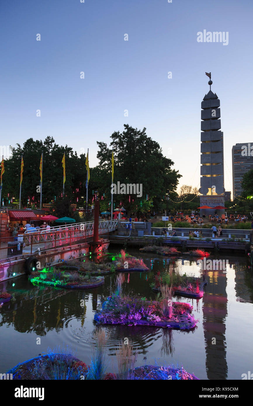 Spruce Harbour Park di notte con gardensdurable flottante, non tossico post-consumo di plastica,), Penns Landing, Philadelphia, Stati Uniti d'America Foto Stock