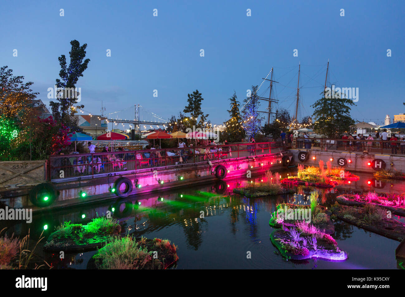 Spruce Harbour Park di notte con i giardini galleggianti , Penns Landing, Philadelphia, Stati Uniti d'America Foto Stock