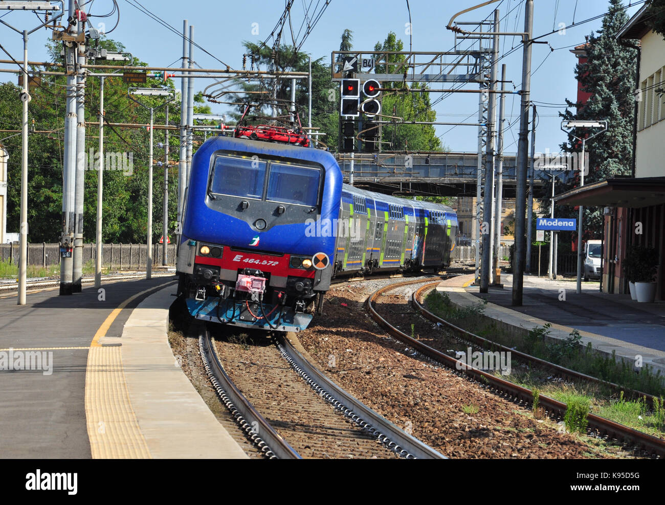 Classe Locomotiva Elettrica E464 capi di un passeggero in treno la stazione ferroviaria, modena, Italia Foto Stock