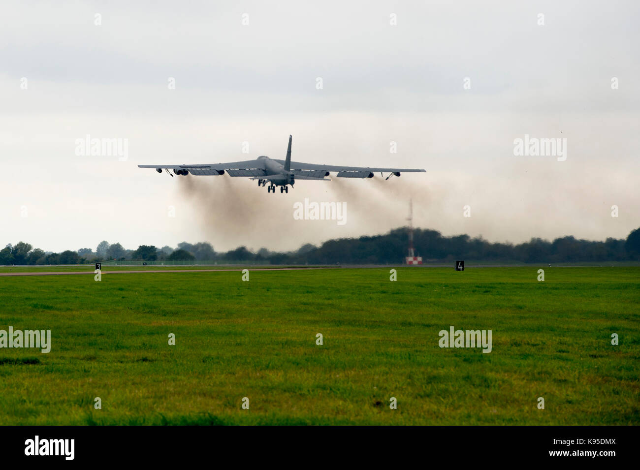 A B Stratofortress, da Barksdale Air Force Base, La., decolla da Royal Air Force Fairford, Regno Unito, Sett. 18, 2017 Foto Stock