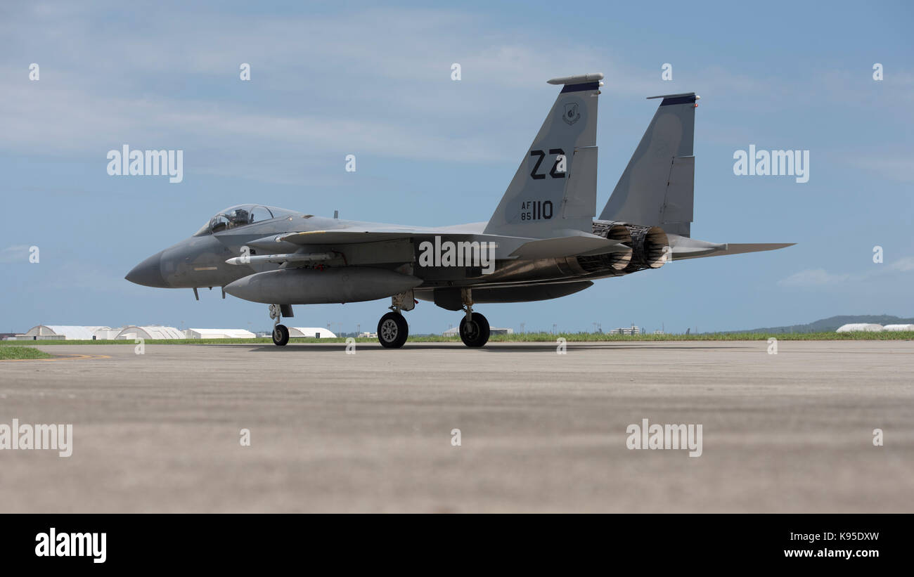 Un U.S. Air Force 67th Fighter Squadron F-15 Eagle taxi durante l'esercizio Tropic ACE Agosto 28, 2017 a Kadena Air Base, Giappone. Foto Stock