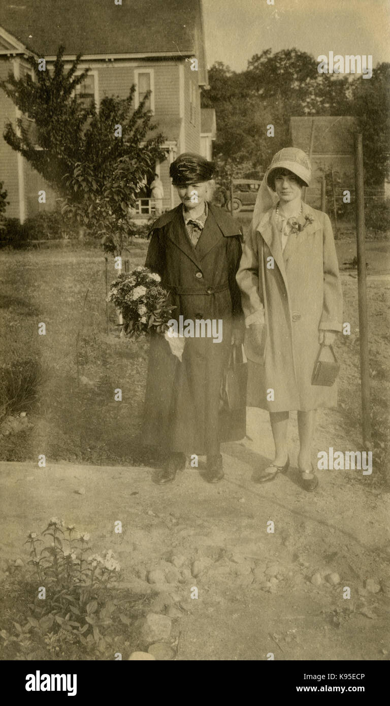Antique c1920 fotografia, la nonna e la nipote posano per una foto in giardino. Posizione sconosciuta, probabilmente la Nuova Inghilterra. Fonte: fotografia originale. Foto Stock