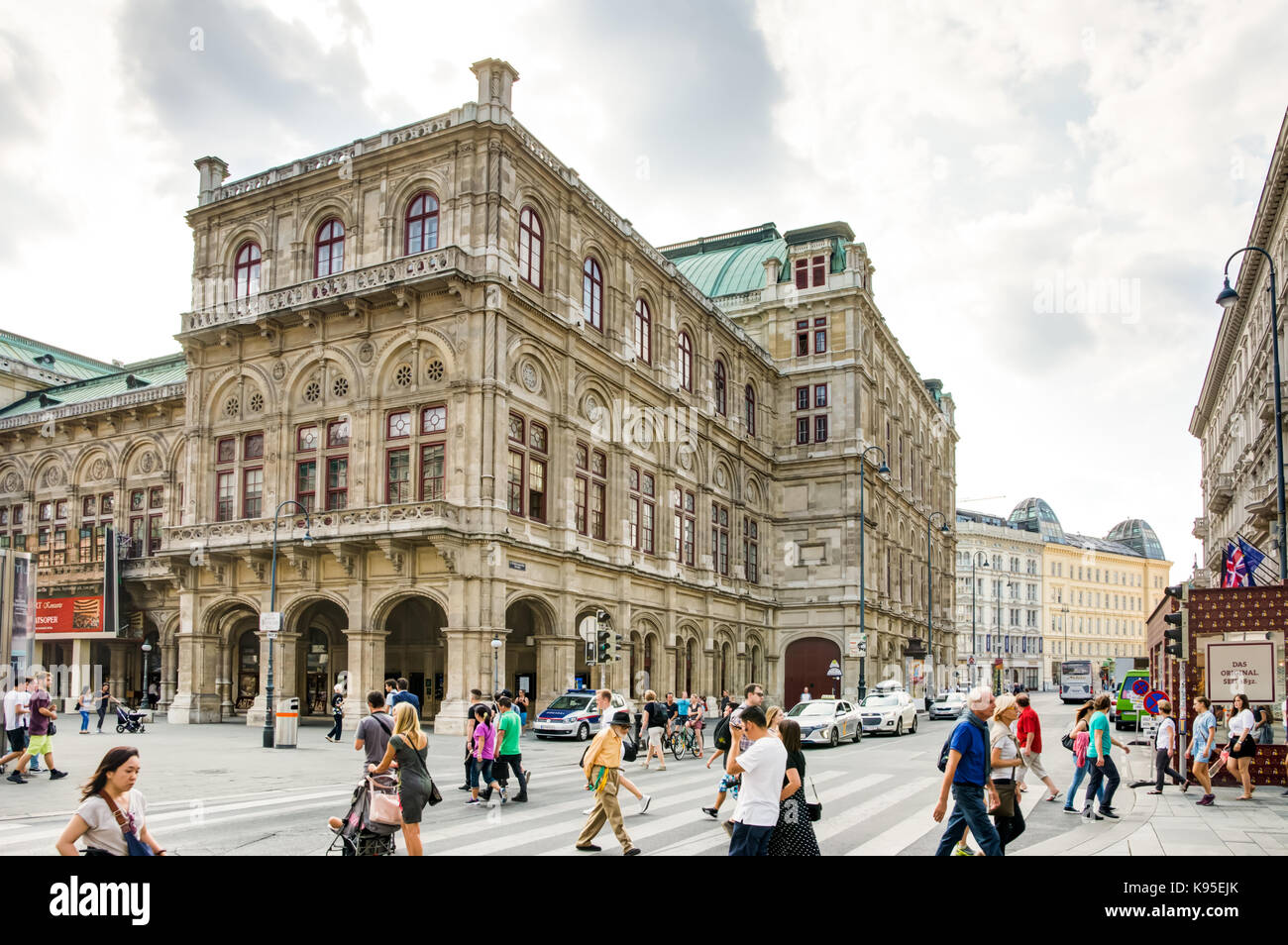Vienna, Austria - 28 agosto: turisti presso l'opera di stato di vienna, Austria il 28 agosto 2017. Foto Stock