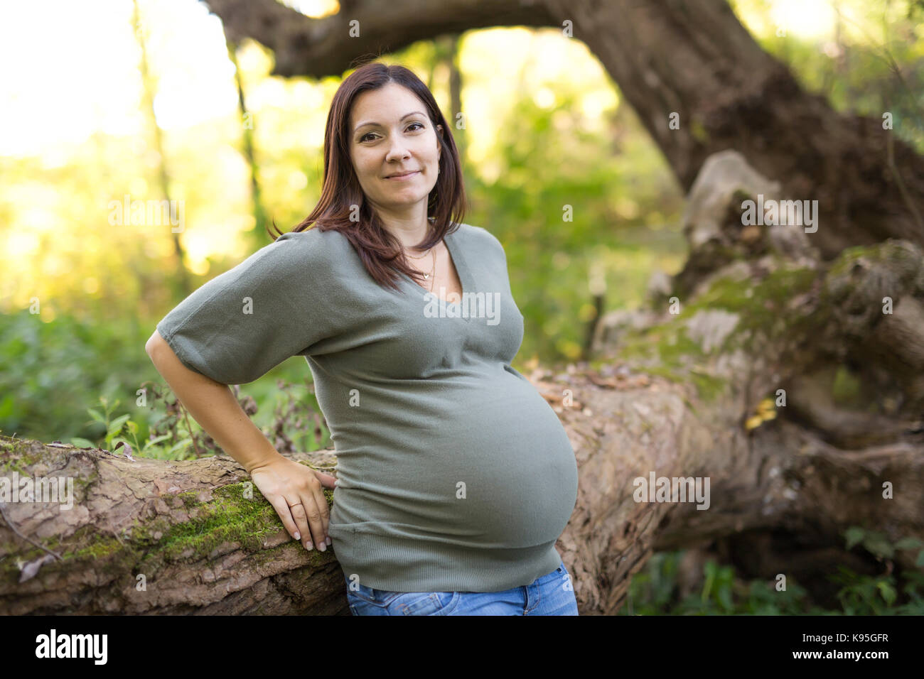 Bella donna incinta relax su un parco Foto Stock