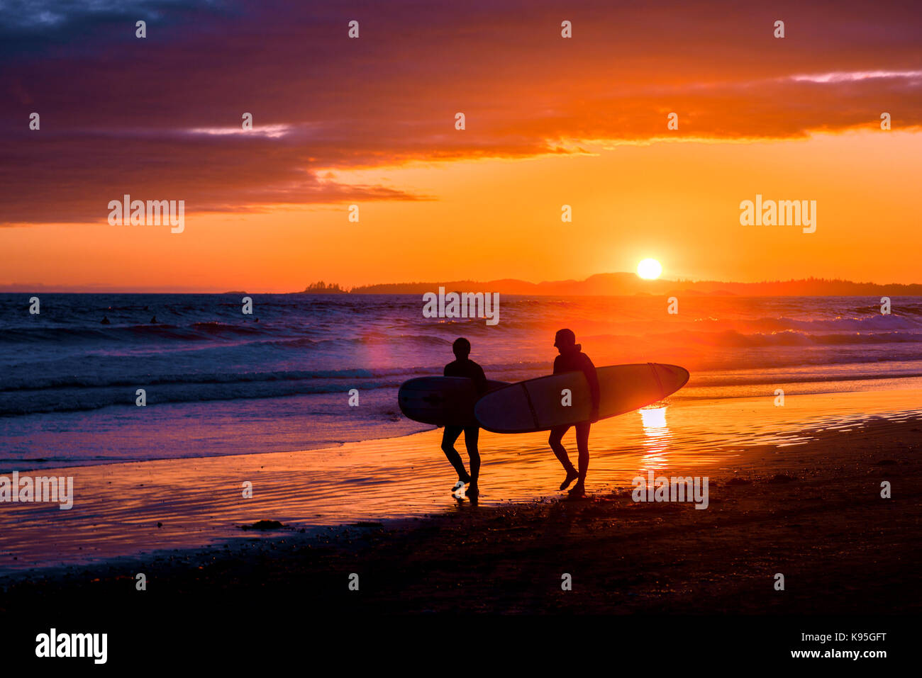 I surfisti al tramonto, Long Beach, Pacific Rim National Park, l'isola di Vancouver, British Columbia, Canada. Foto Stock
