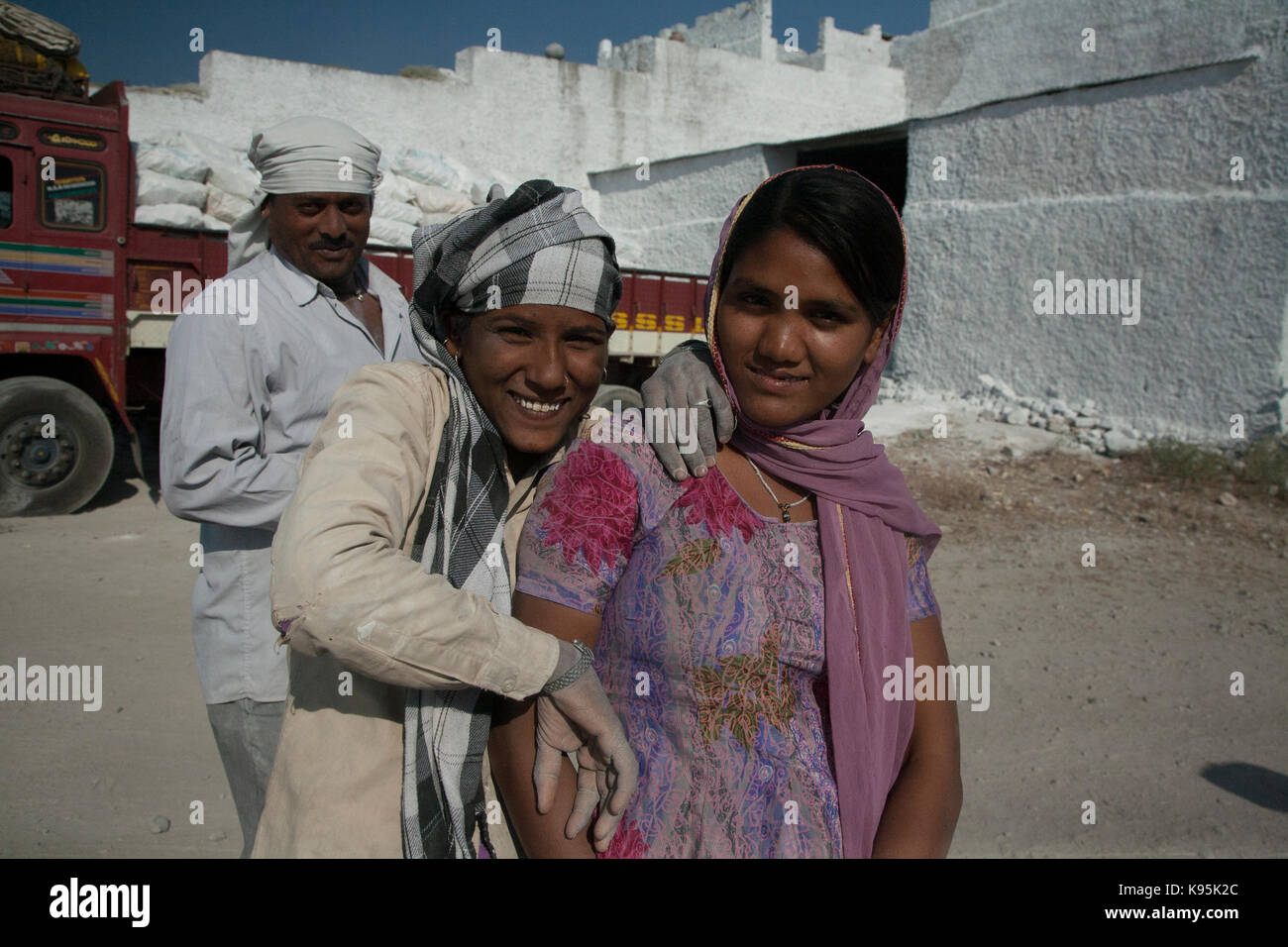 Le ragazze che lavorano presso il rapido limekilns in India, makingquicklime fuori di calcare, ingannare intorno e ridere Foto Stock