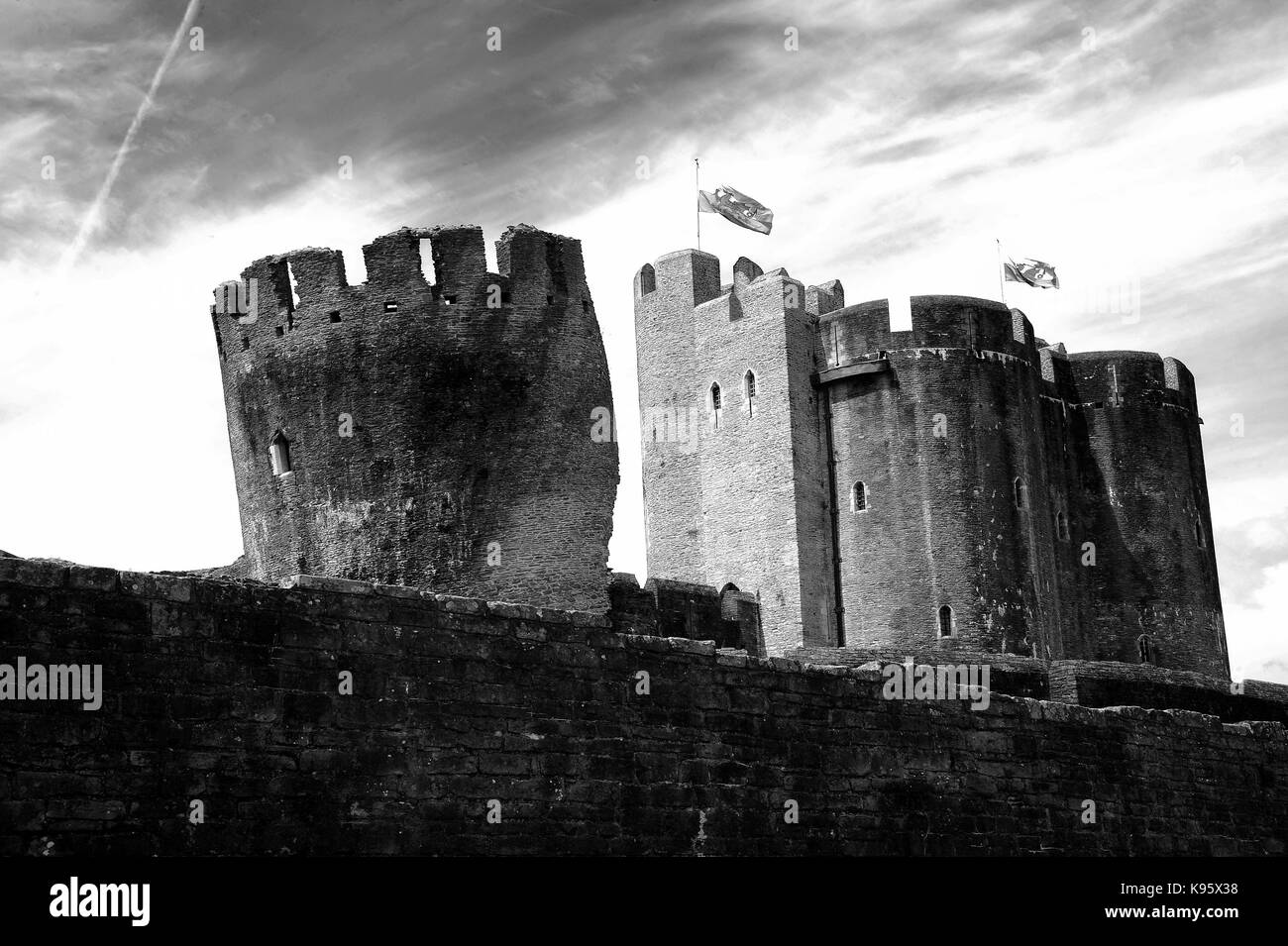 A sud est della torre e interna rivellino est. Castello di Caerphilly. Foto Stock