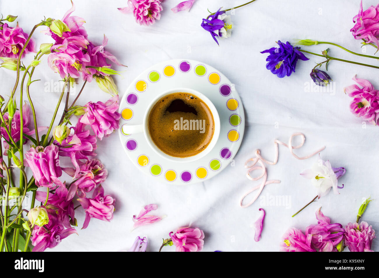 Tazza di caffè e fiori colorati laici piatta Foto Stock