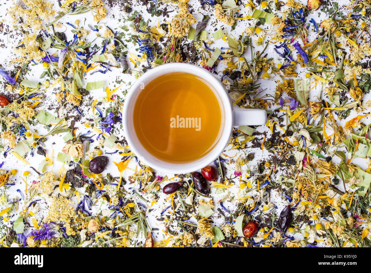 Tazza di tè con colorate miscela a base di erbe Foto Stock