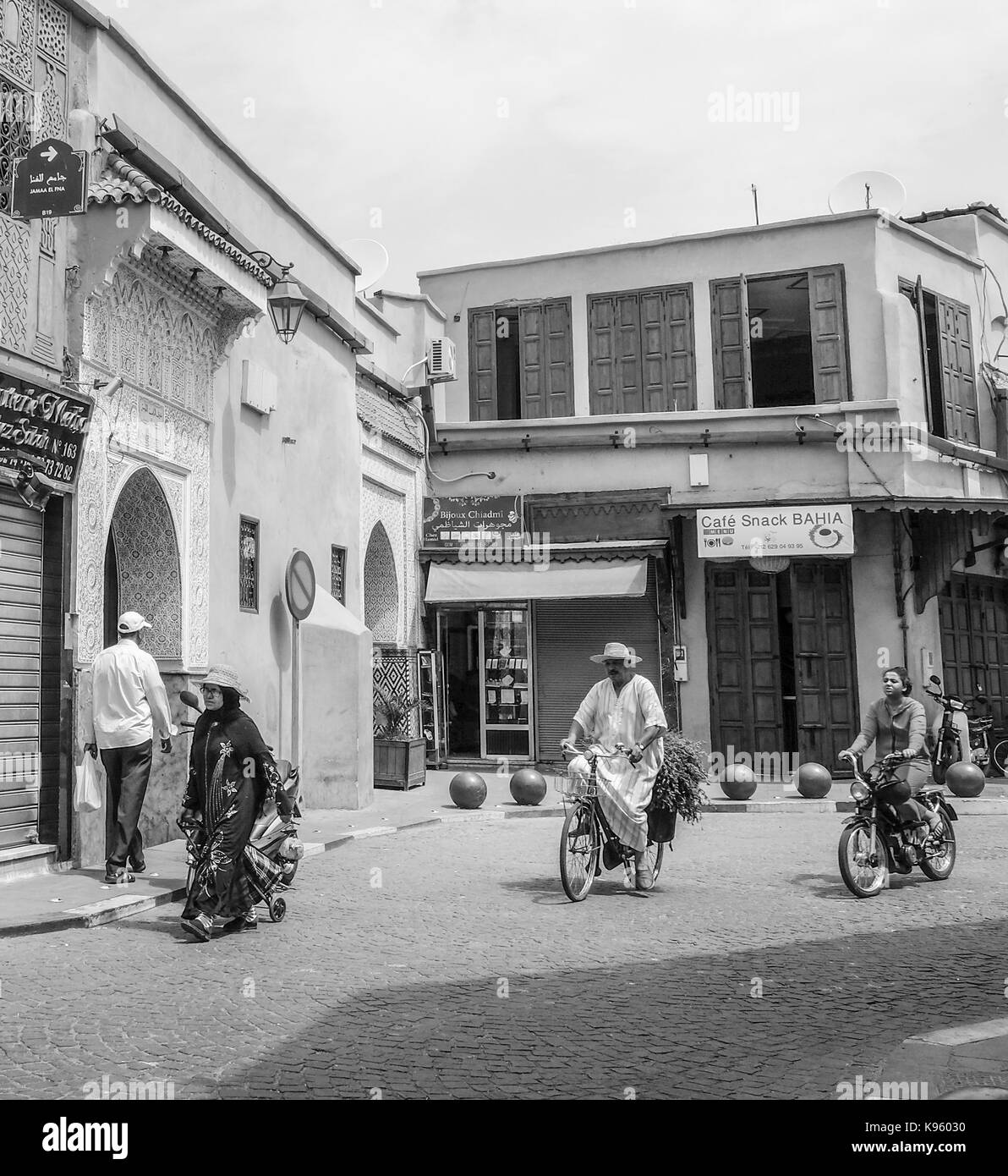 Bikefood e negozi di generi alimentari in negozio sulla strada di marrakech marocco Foto Stock