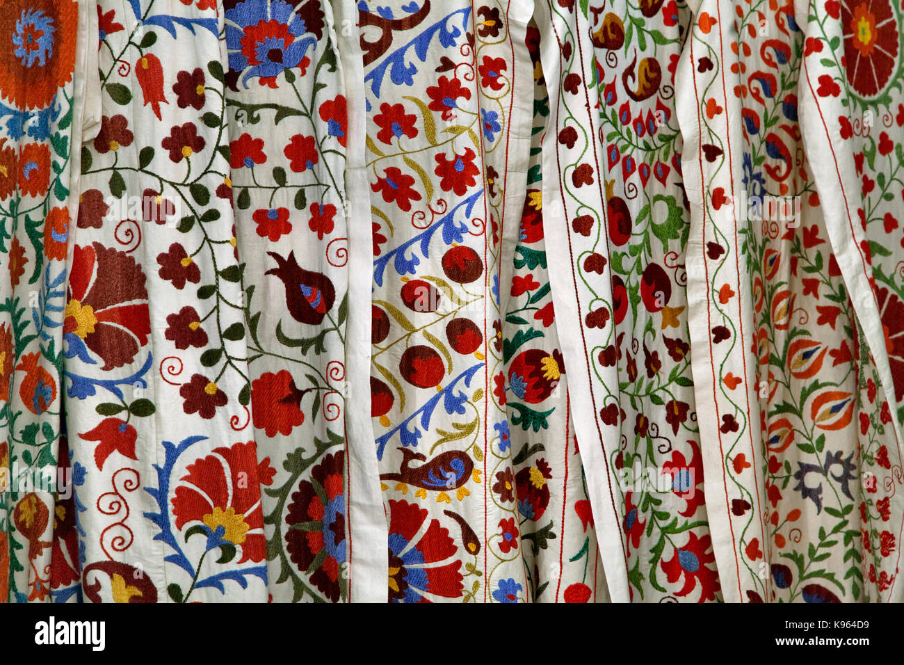 Tradizionale suzani uzbeko tessuti da ricamo presso l'Oriental Bazaar, Bukhara, Uzbekistan Foto Stock