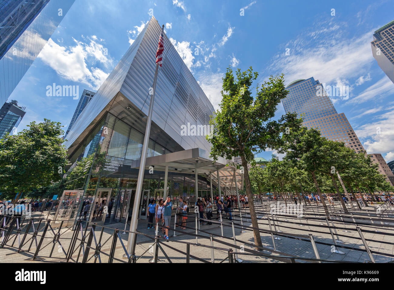 Il National September 11 Memorial Museum vicino alla Torre di libertà, Manhattan, New York. Foto Stock