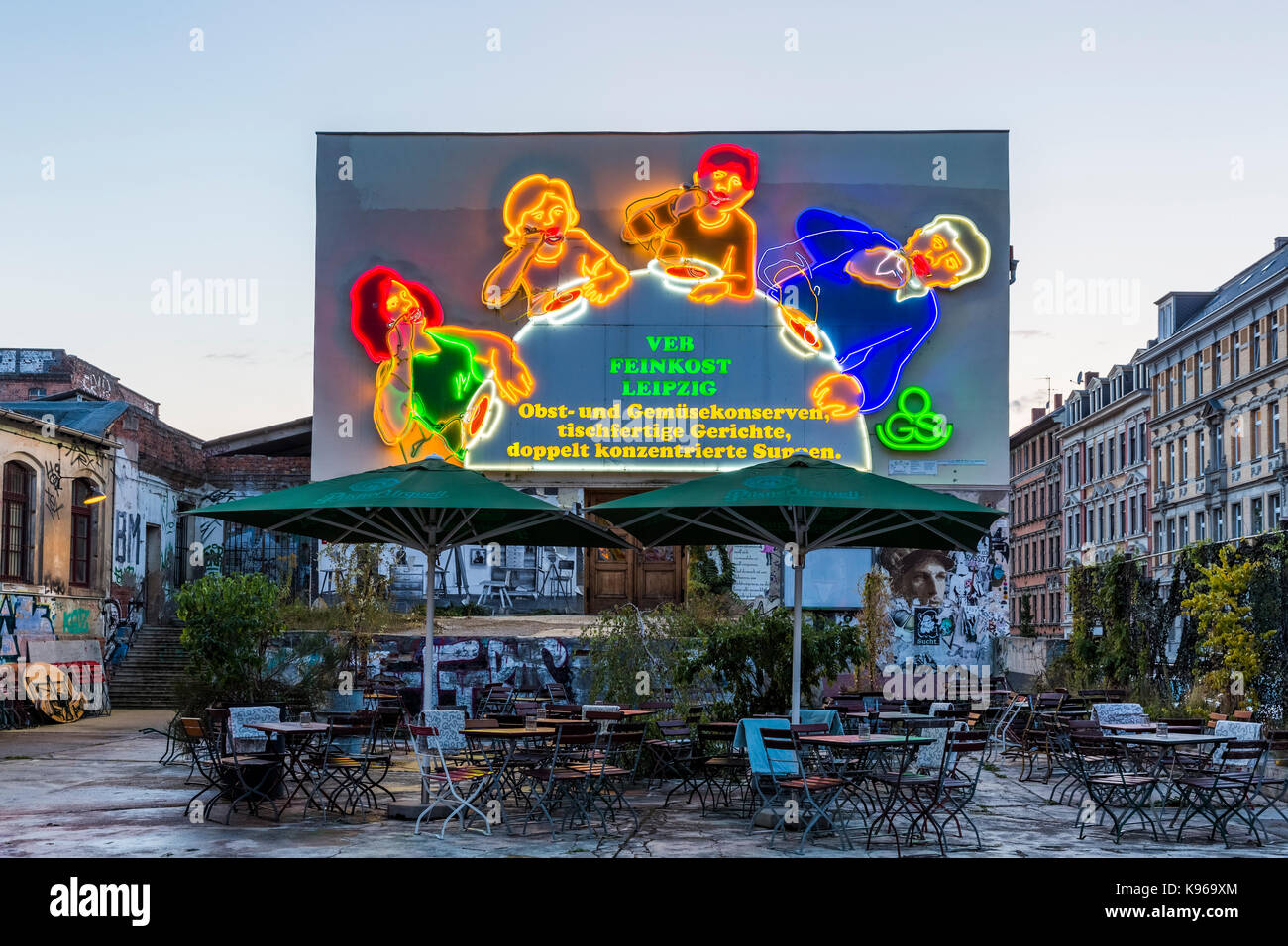 Il cucchiaio famiglia - uno dei più iconici segni al neon della ex Germania orientale Foto Stock