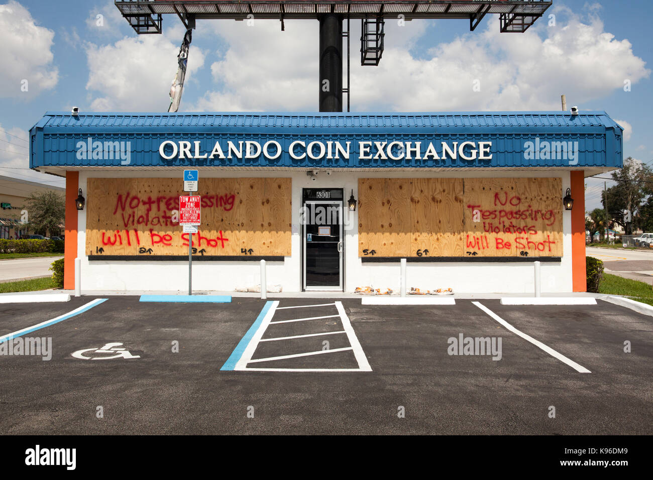 Nessun segno sconfinamenti su una moneta e metalli preziosi store prima dell uragano Irma, Pine Castle, Florida, un sobborgo di Orlando. Foto Stock