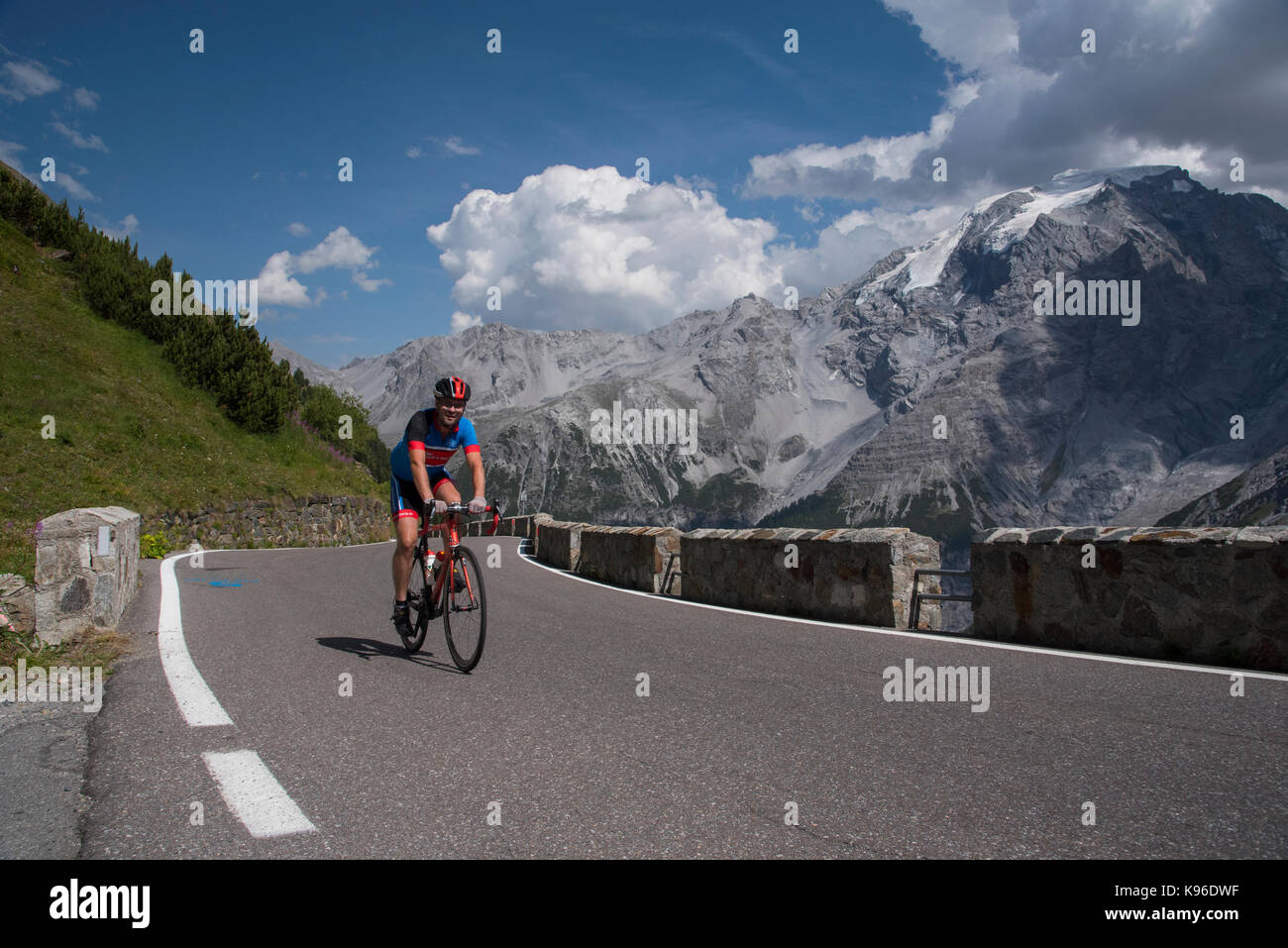 Ciclista sul Passo dello Stelvio, con 76 pin per capelli si piega uno dei migliori strada nel mondo e una delle Alpi ultra alta passa, dall'Italia alla Svizzera Foto Stock