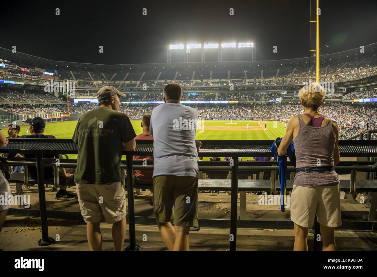Denver, Colorado - gli appassionati di baseball di guardare un gioco tra la Detroit Tigers e Colorado Rockies al Coors field. Foto Stock