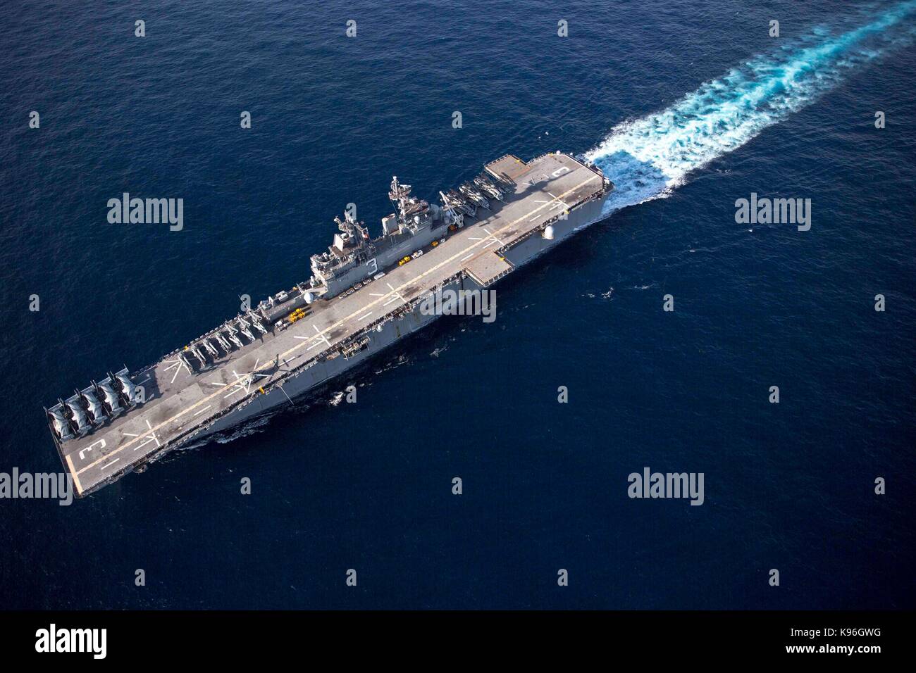 L'assalto anfibio nave USS Kearsarge (LHD 3) transita il Mar dei Caraibi. Foto Stock