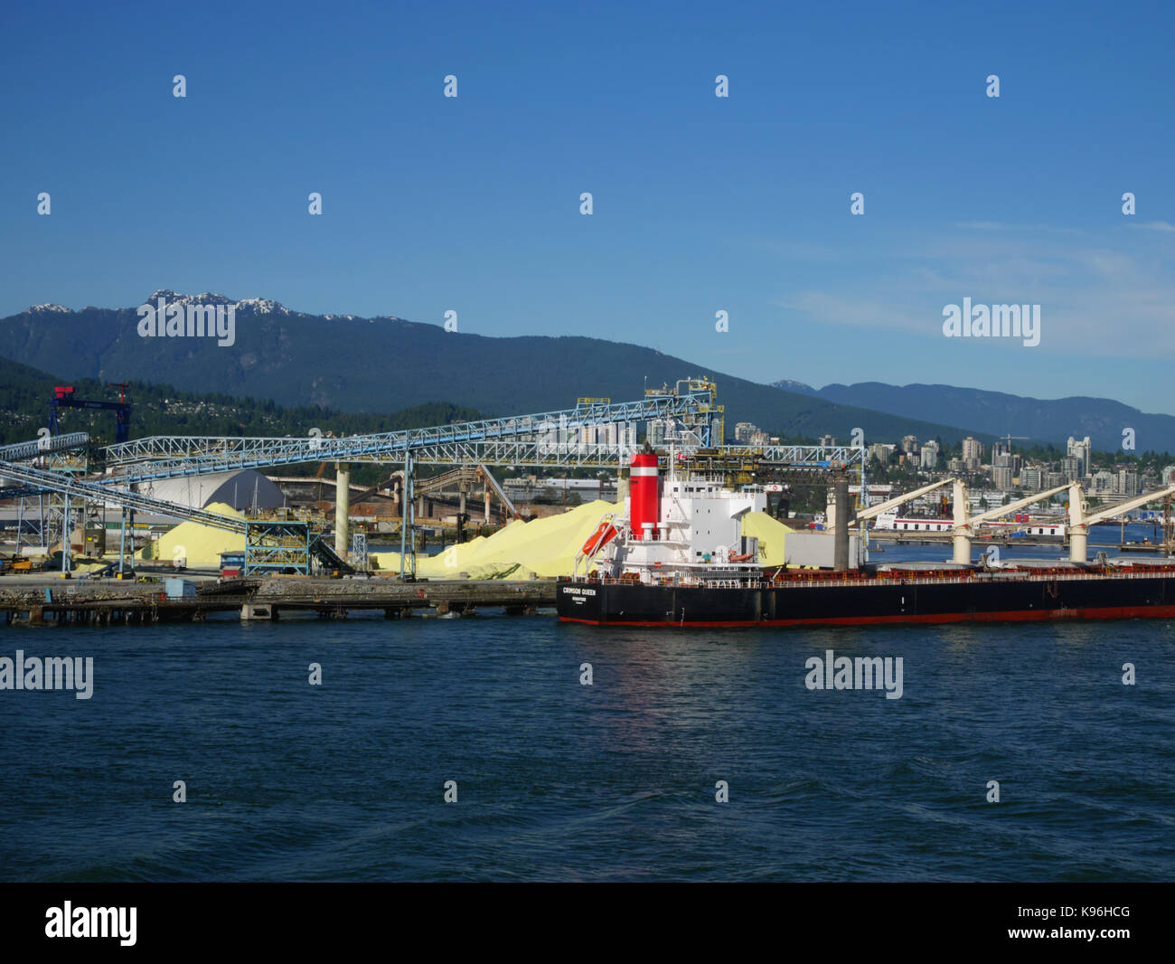 Un mucchio di zolfo pronto per il caricamento sulle navi nel porto di Vancouver, BC, Canada. Foto Stock