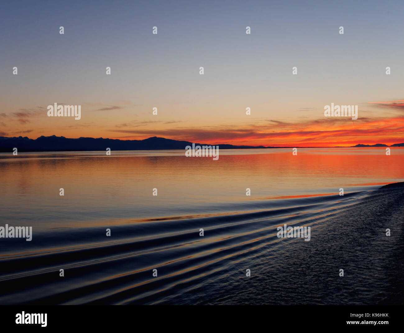 Tramonto sullo stretto di Georgia e l'isola di Vancouver visto dal ponte di una nave da crociera. Foto Stock