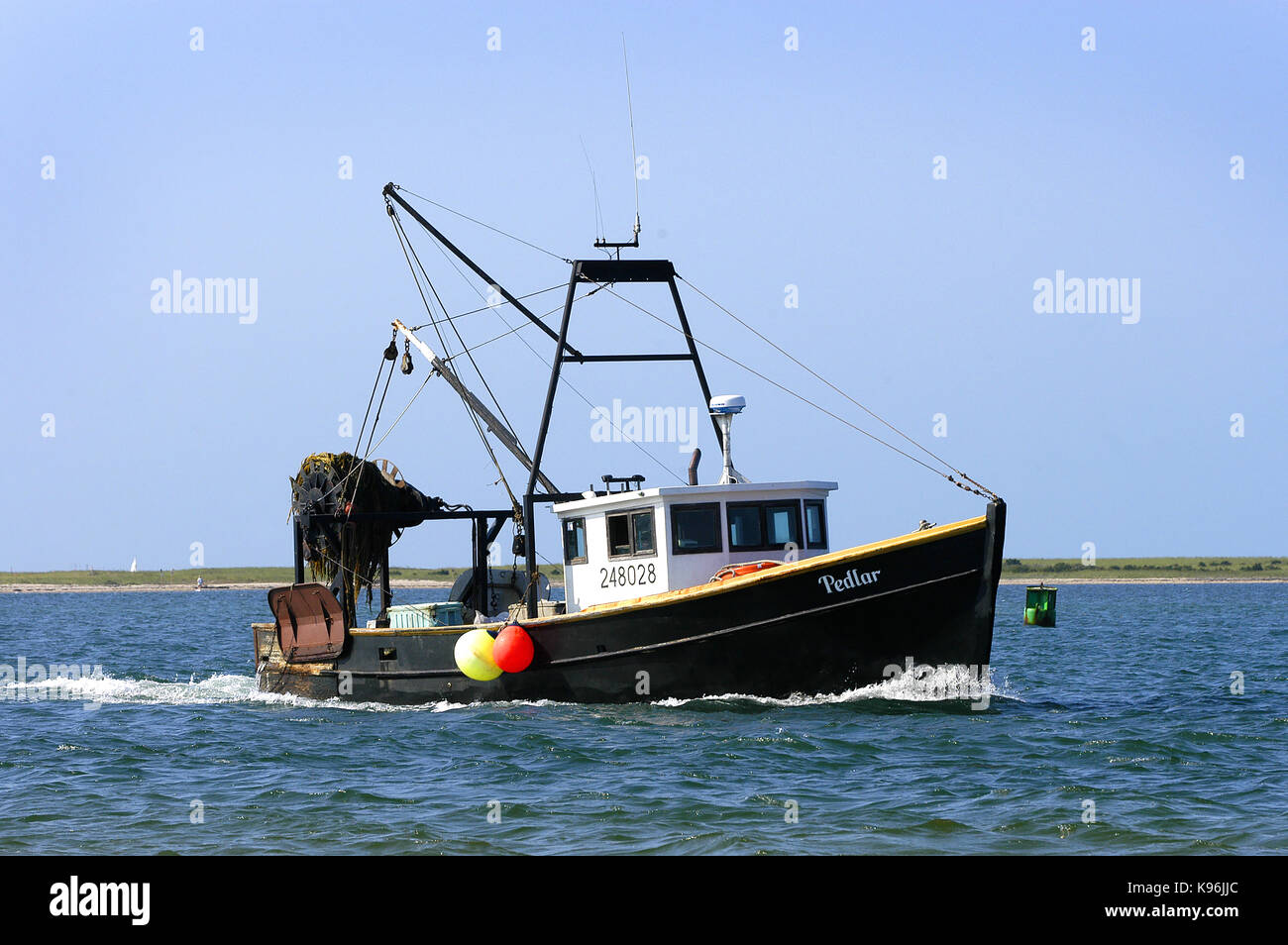Barca da pesca 'peddler' guidato in nantucket harbour passando brant point * Nantucket Island. Foto Stock