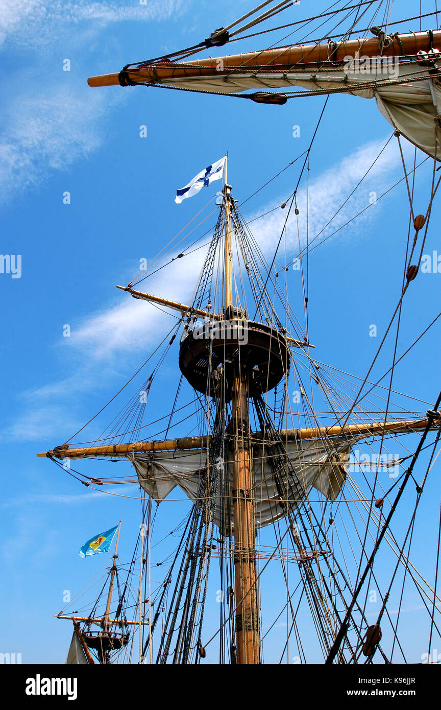 Il montante stagliano contro il Cielo di estate - montante del kalmar nyckel (Tall Ship of Delaware) mentre visitano provicetown, massa (cape cod). © 2004 tom c Foto Stock