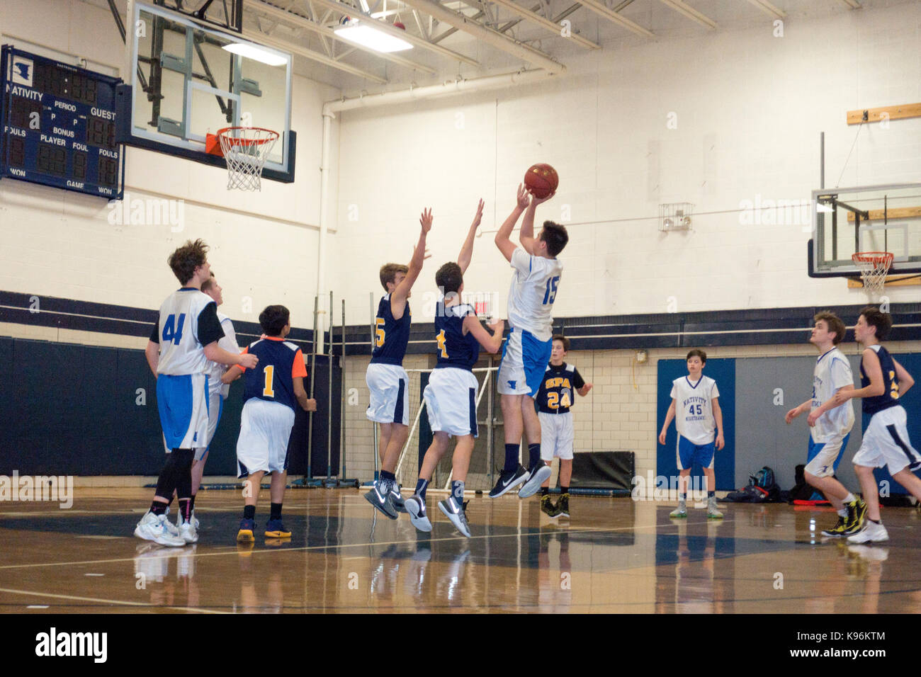 Young Teen boy salta un piede sul suolo per rendere il suo tiro in una scuola di gioco di basket. st Paul Minnesota mn usa Foto Stock