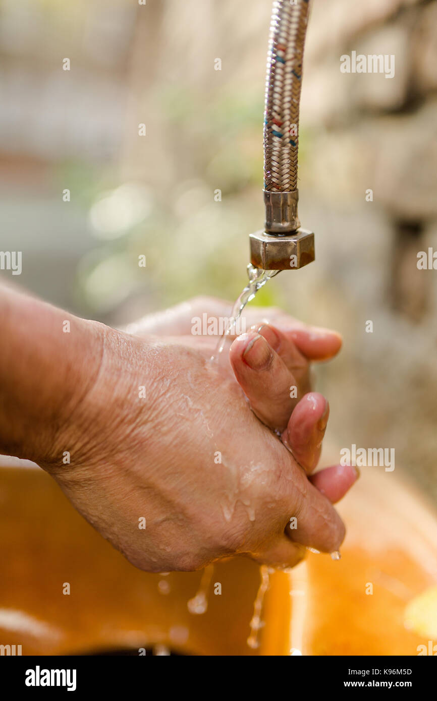 Vista ravvicinata delle mani essendo lavato sotto l'acqua fredda. Foto Stock