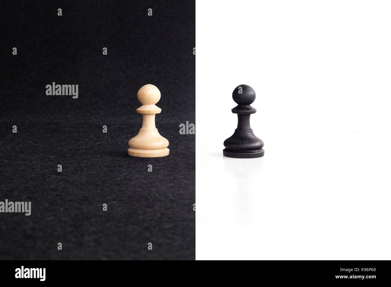 Coppia di peon scacchi paci di fronte come opposti in nero e sfondo bianco. Foto Stock
