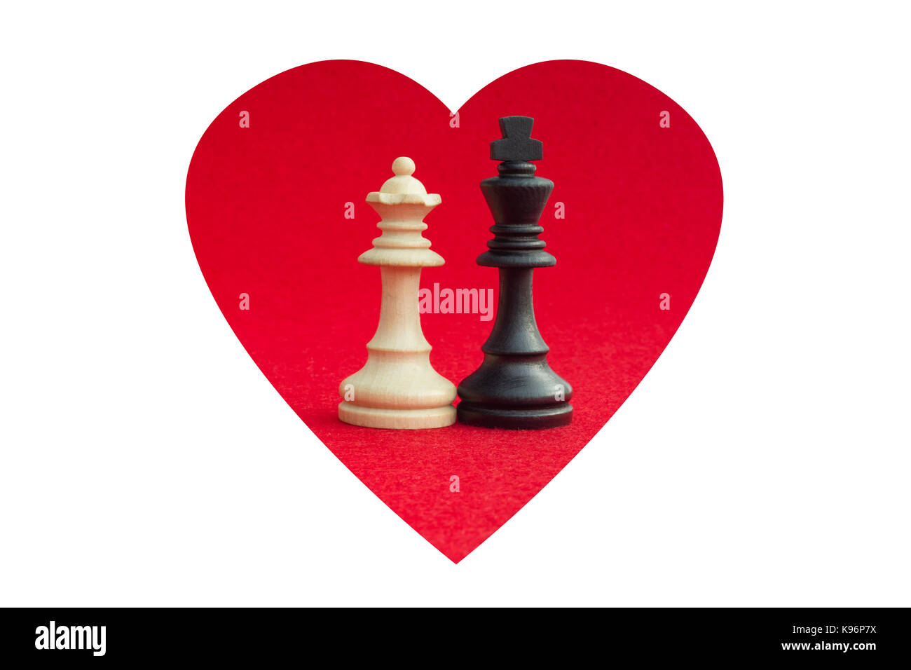 La regina bianca e il re nero, tradizionalmente affrontato nel gioco degli scacchi, sono riconciliati. immagine in isolati sullo sfondo bianco. Foto Stock