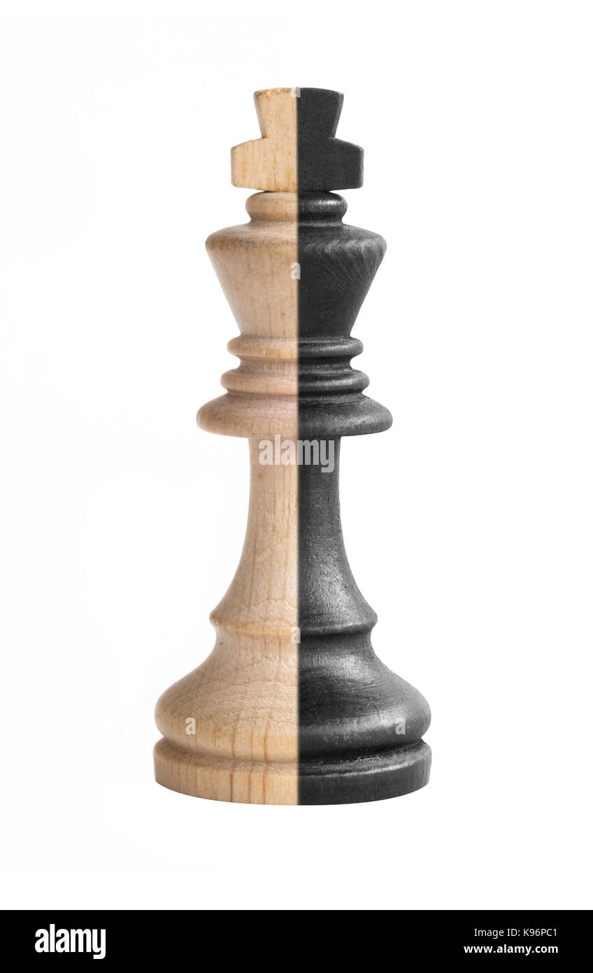 Re di scacchi che mostra la sua dualità in nero e sfondo bianco. Foto Stock