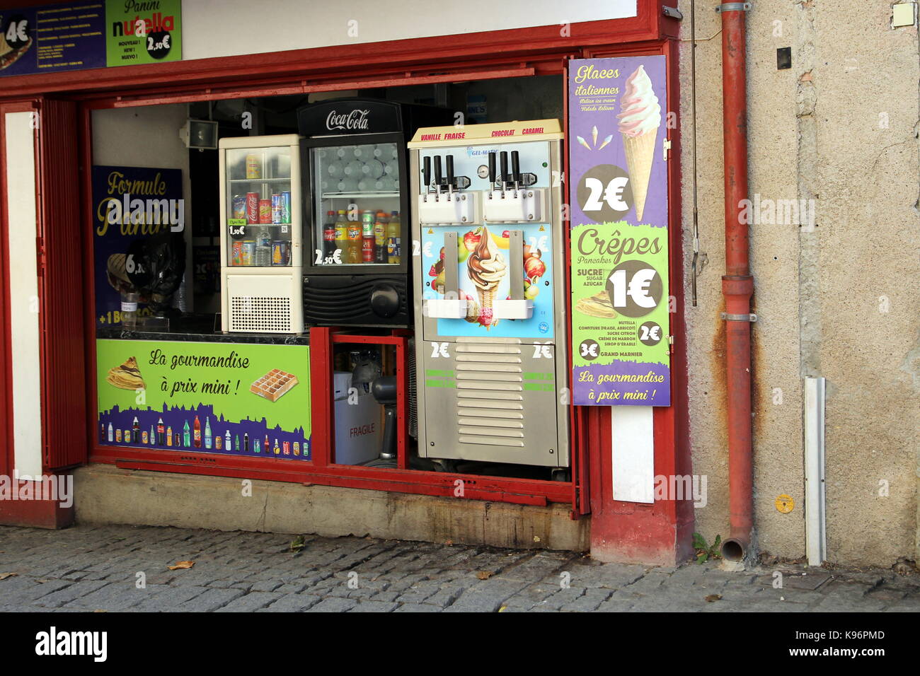 Tradizionale Francese piccolo gelato, crêpe e waffle shop, comune nel sud della Francia Foto Stock