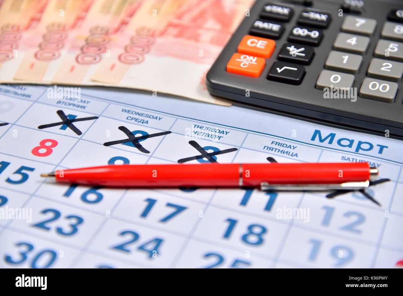 Il calcolo della calcolatrice e penna di registrazione costo regali di natale su marzo 8. business still life Foto Stock