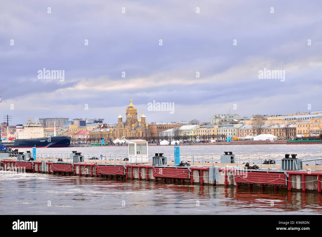 St.PETERSBURG, Russia - 30 aprile 2017: vista dal molo sulla lingua inglese argine del fiume Neva sul terrapieno del tenente Schmidt. Foto Stock