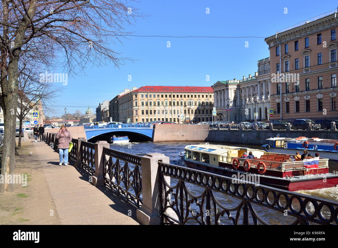 St.PETERSBURG, Russia - Maggio 02, 2017: gli argini del fiume Moika e blue bridge all'inizio navigazione DI IMBARCAZIONI DA FIUME Foto Stock