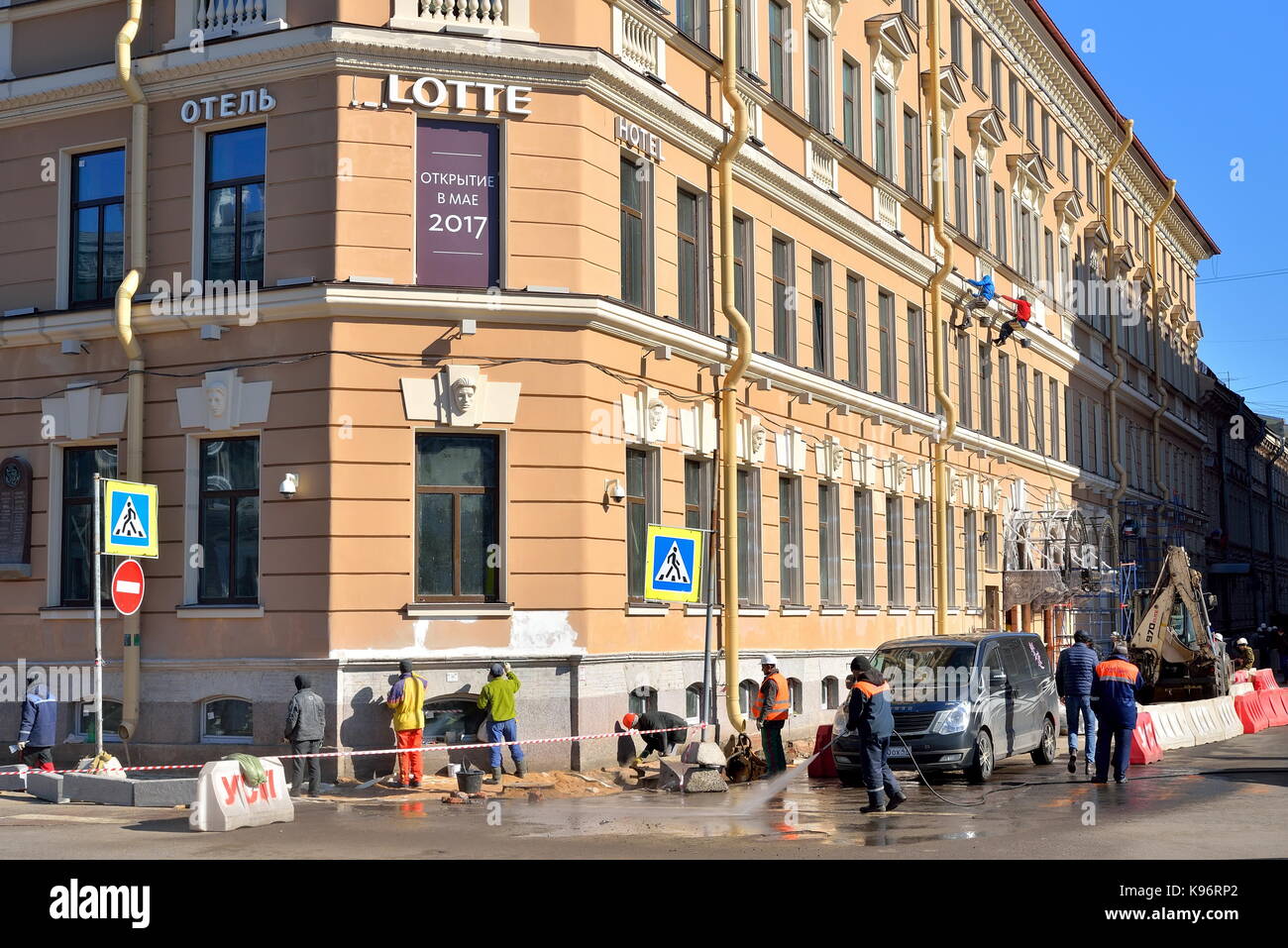 St.PETERSBURG, Russia - Maggio 02, 2017: i lavoratori sono il completamento della ristrutturazione dell'hotel lotte e il marciapiede in una giornata di sole Foto Stock