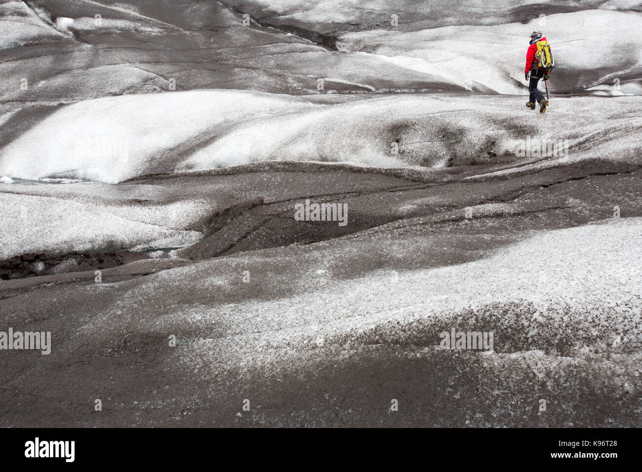 Un escursionista passeggiate attraverso il ghiaccio sul ghiacciaio Skaftafell. Foto Stock