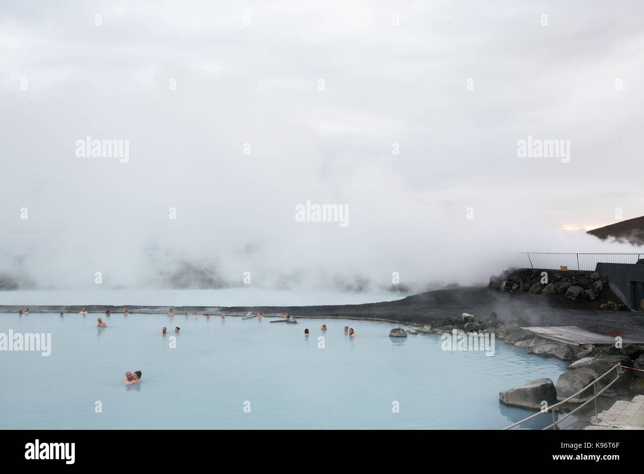 Persone di nuotare e rilassarsi nel Myvatn natura geotermica bagni. Foto Stock