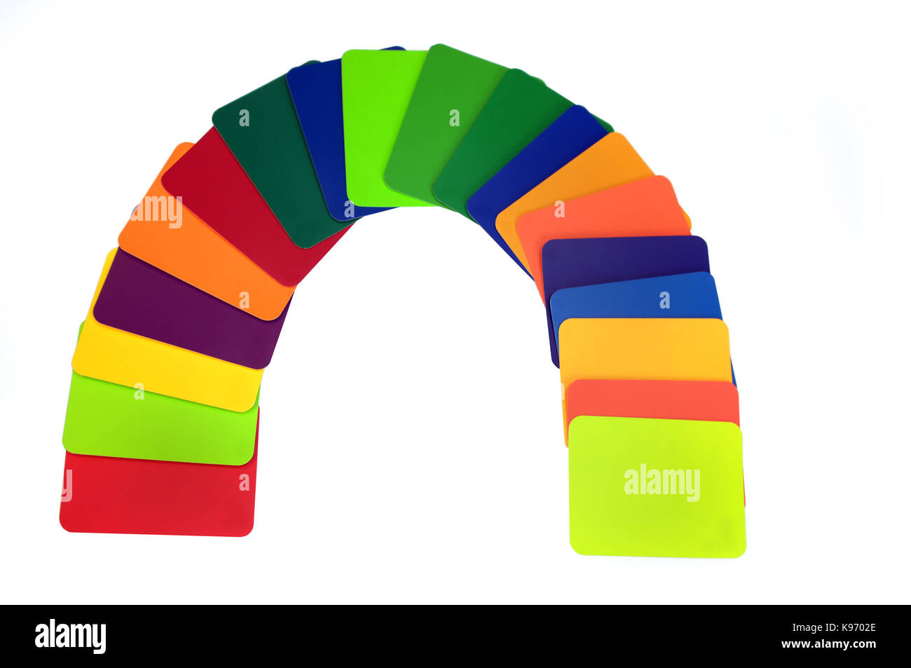 Tutti i colori dell arcobaleno sono rappresentati nella scelta dei campioni disponibili per pittori e ristrutturazione operatori. Carte colore sono curvi per formare un ar Foto Stock