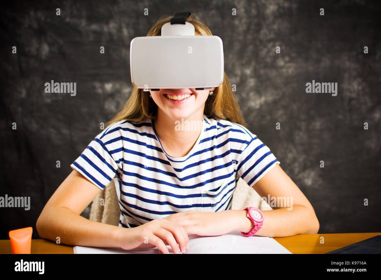 Ragazza adolescente divertendosi con occhiali per realtà virtuale Foto Stock