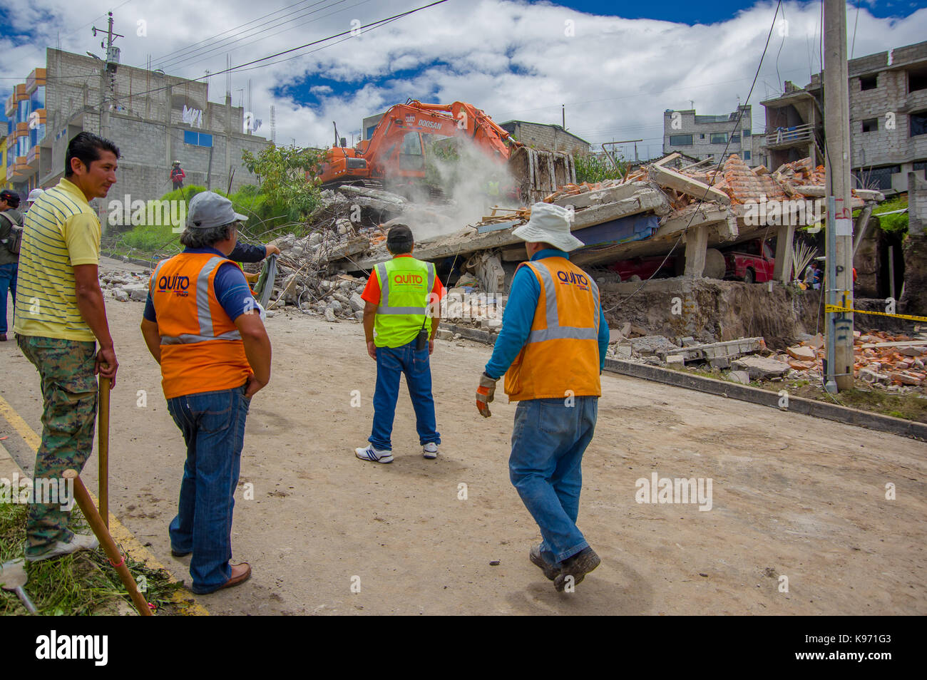 Quito, Ecuador - aprile,17, 2016: casa distrutta dal terremoto con la squadra di salvataggio e macchinari pesanti nella parte sud della città, senza vittime. Foto Stock