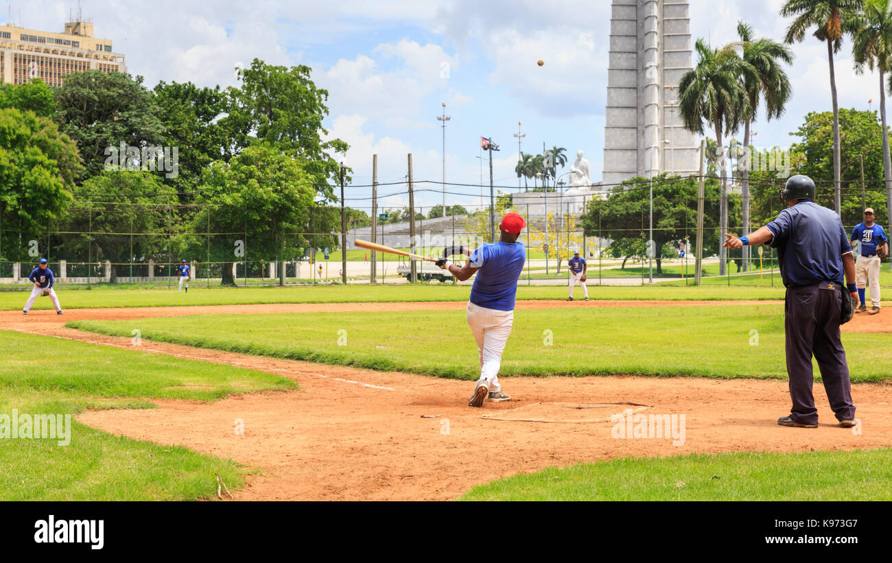 Giocatori della squadra cubana di baseball Havana Industriales durante una partita di pratica su un campo di allenamento a l'Avana, Cuba Foto Stock