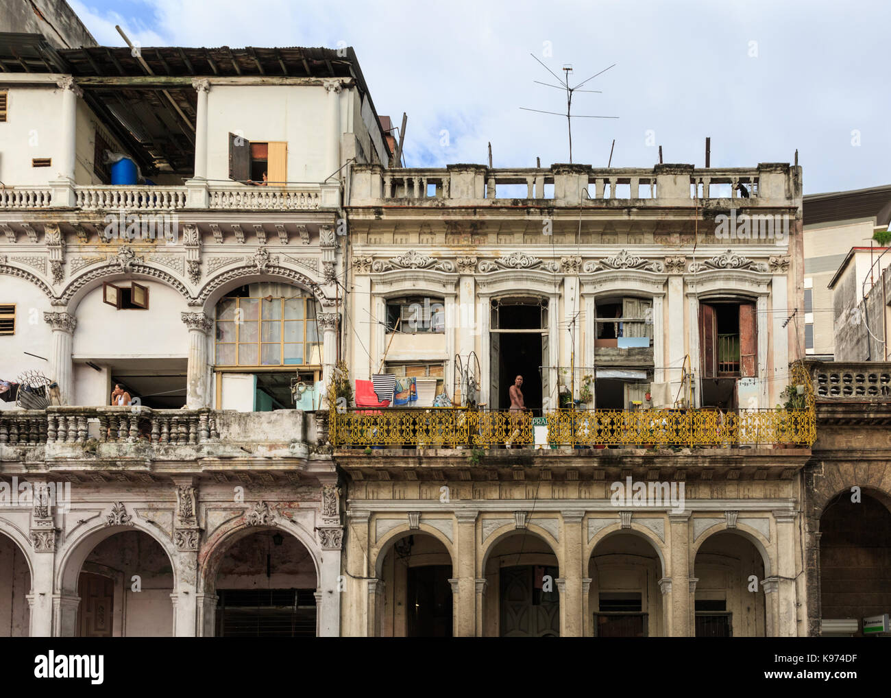 I cubani guardando giù dal balcone del palazzo storico, Architettura residenziale nella Habana Vieja, Old Havana, Cuba Foto Stock