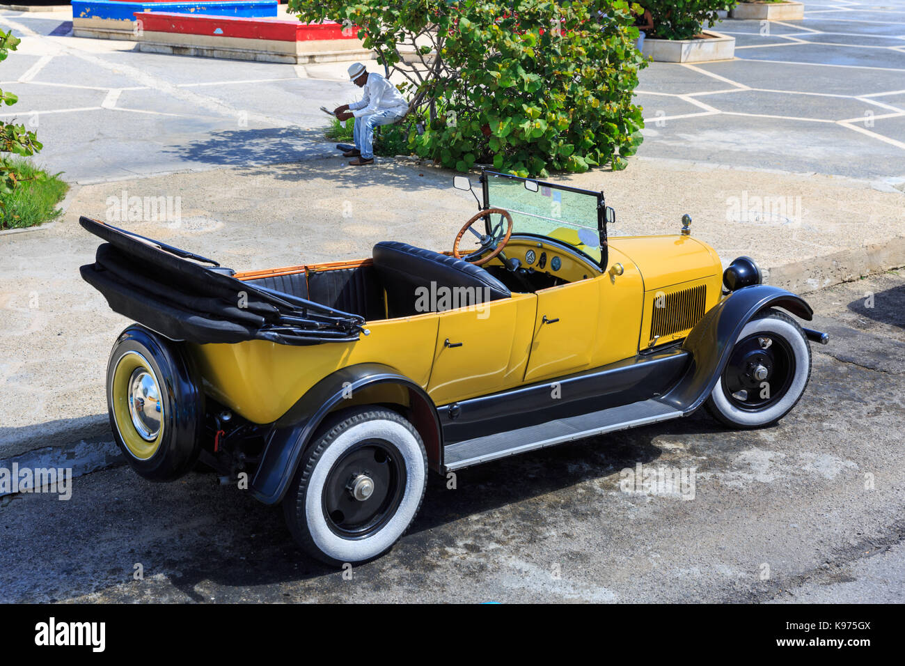 Giallo Stutz K convertibile serie classica antica vettura americana degli anni venti, un cubano vintage oldtimer taxi, Havana, Cuba Foto Stock