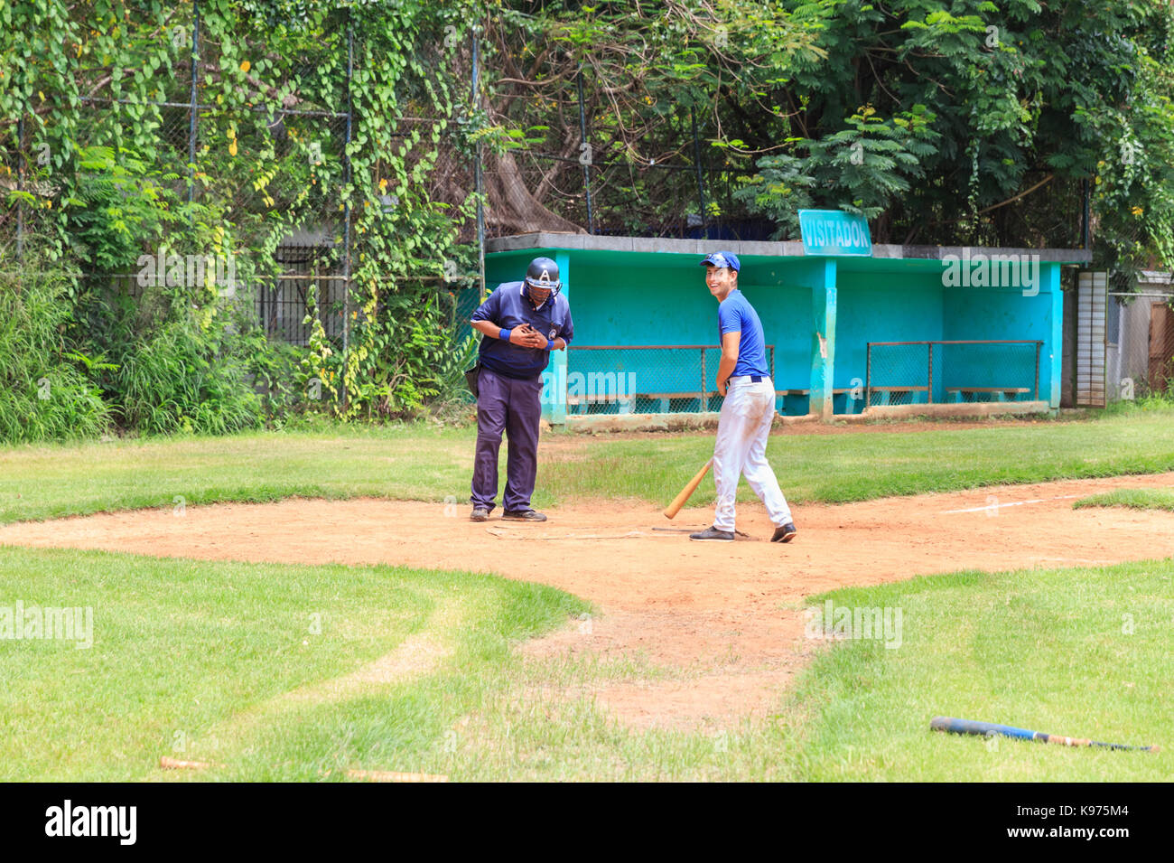 Giocatori della squadra cubana di baseball Havana Industriales durante una partita di pratica su un campo di allenamento a l'Avana, Cuba Foto Stock