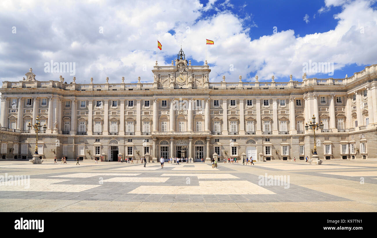 Madrid, Spagna - 27 giugno 2017: il Palazzo Reale di Madrid è la residenza ufficiale della famiglia reale spagnola presso la città di Madrid, ma è solo Foto Stock