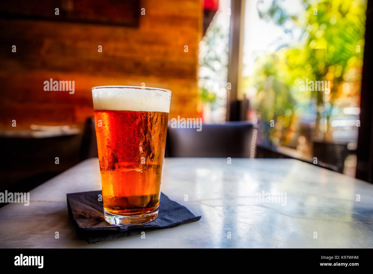 Un ice birra fredda, come dice la canzone, è cinque ore da qualche parte. Foto Stock