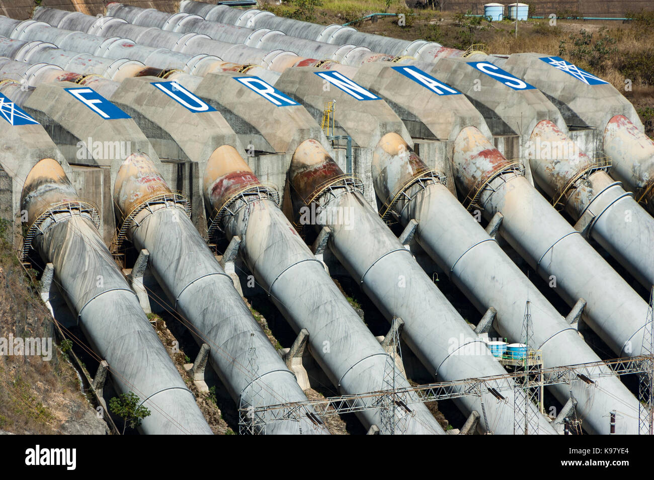 La porzione inferiore, condotte forzate di Furnas centrale idroelettrica serbatoio, Rio Grande, MINAS GERAIS, BRASILE. Foto Stock